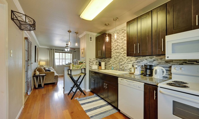 Nacogdoches Apartment | Half-mi to SFA Campus: Lumberjack-ready Retreat