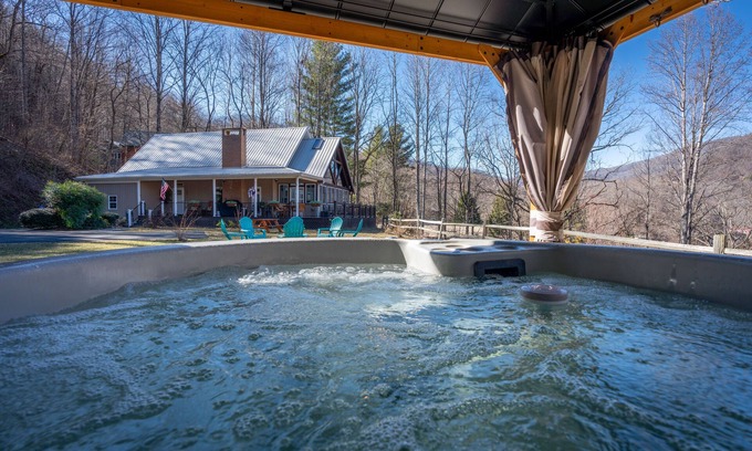 Maggie Valley Cabin | Halfback Ridge -Hot Tub-Magnificent Views-Motorcycle & Pet-Friendly-Fenced Yardn