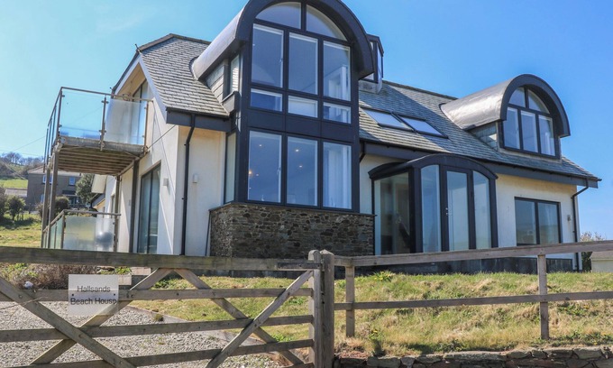 Chillington House | HALLSANDS BEACH HOUSE, pet friendly, with a garden in Stokenham