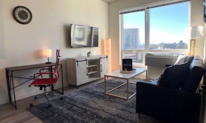 Logan Square Apartment | Hamilton 618 · ***SUNSET View- Luxury KING Suite in LOGAN SQUARE!