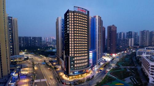 Longhua District Hotel | Hampton by Hilton Shenzhen North Station