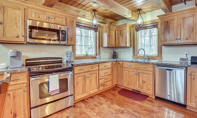 Dundee Cabin | 'Happy Haven Hill' Cabin w/Patio & Fire Pit!