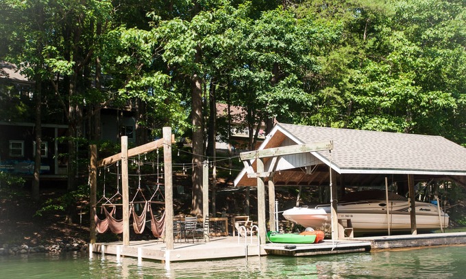 Huddleston House | Happy Oars SML: Lakefront in Quiet Cove, Linens Incl, Sun-Sun Summer Rental