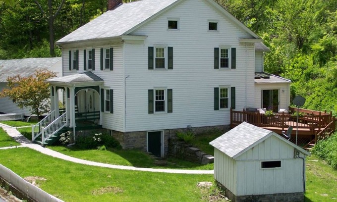 Port Matilda House | Happy Valley retreat - whole house, large living room, EV charger