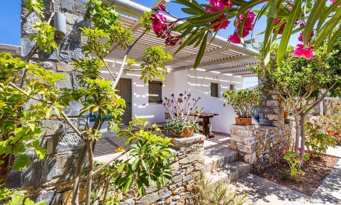 Schoinousa House | Harama Hotel - Deluxe triple room with sea view