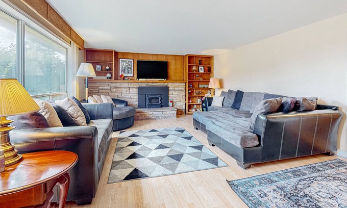 Oak Harbor House | Harbor Haven Retreat | Updated home in Oak Harbor with patio, near NAS Whidbey