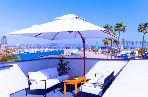 West Newport House | Harbor Lookout - Luxury Beach Home with Coastal Views - Walk to everything!