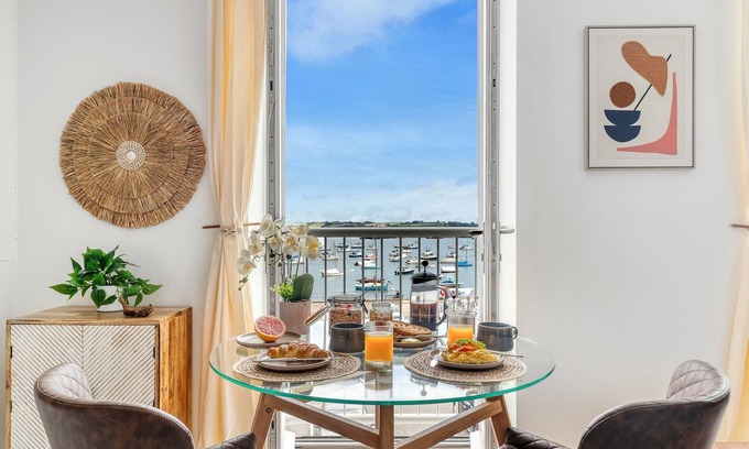 Mylor Churchtown Apartment | Harbour sea views in town centre