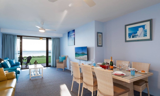 Soldiers Point Apartment | Harbourside, 4/3-7 Soldiers Point Road - ground floor on the waterfront