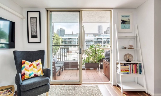 Woolloomooloo Apartment | Harbourside at Woolloomooloo with Balcony Views