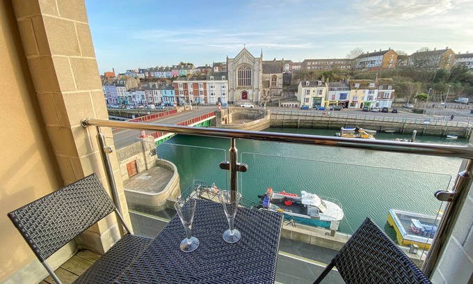 Weymouth Cottage | HARBOURSIDE PENTHOUSE, family friendly in Brewers Quay Harbour