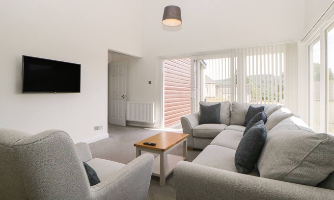 Heligan Cottage | HARCOMBE HOUSE BUNGALOW 5, family friendly, with pool in Chudleigh