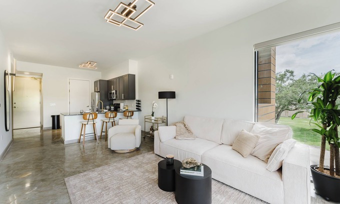 Hollywood Apartment | Hard Rock Gem mins to Diana Pointe & Beach-FLL Airport with Workspace & Pool