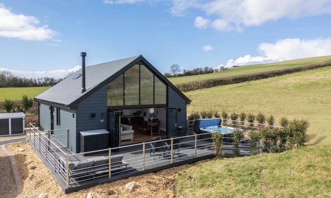 Allerston Cottage | HARE'S HILL, pet friendly, with hot tub in Thornton-Le-Dale