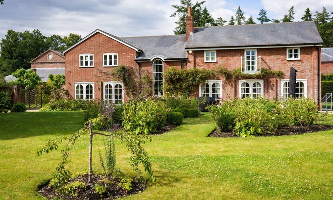 New Forest District Cottage | Harefield House, 4 bedroom, 4 bathroom, parking, patio, gardens