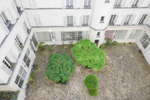 11th Arrondissement Apartment | Harmonie Intemporelle