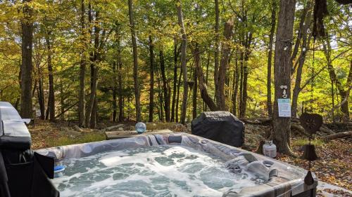 Lake Harmony Estates House | Harmony Cottage by AvantStay Lake Access Hot Tub Fire Pit Game Room