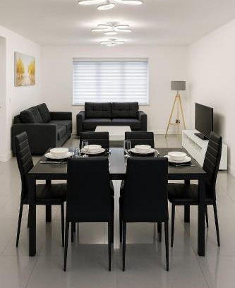 Leavesden Villa | Harry Potter Stay with Watford & London Links - Family house