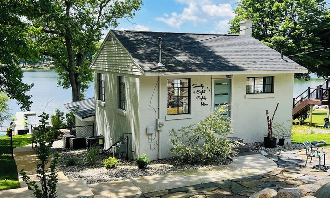 Twin Lake Cottage | Hart Lake, Waterfront, Swimming, Beach, Kayaks, Hiking, Fishing, in the Wood,Pet