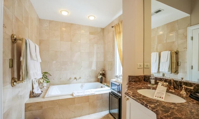 Oak Park Bed & Breakfast | Harvey House Bed & Breakfast