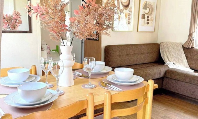 Harwich Apartment | Harwich - Caravan - Sleeps 10 - Garden - Pool
