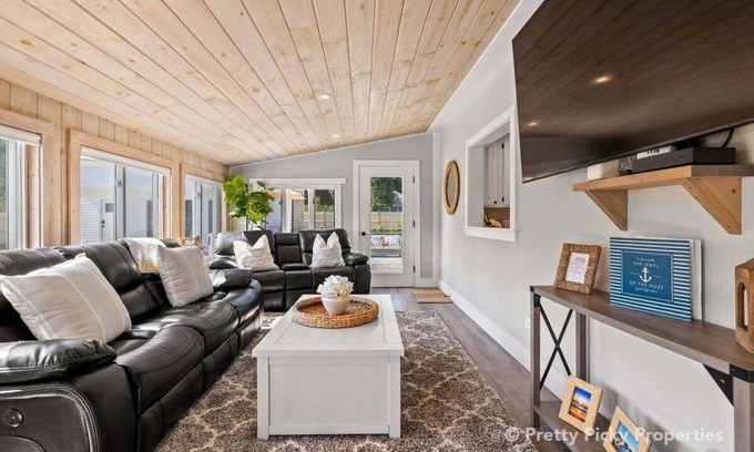 Harwich Port House | Harwich Port Renovated Home with Pool, Pool House, Walk to Village: 134-H