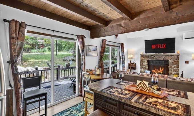 Lake Ariel Ski Chalet | Has King Bed Has Work Station Free Coffee Free Parking