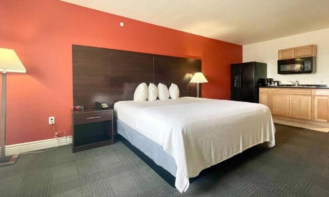 Cuero House | Hassle-free Vacation! w/ FREE Parking, Short Drive to Yoakum Heritage Museum