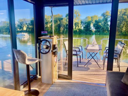 Schumachersiedlung Boat Rental | HAUSBOOT - Schwimmende feststehende Ferienwohnung direkt auf der Havel mit Weitblick aufs Wasser