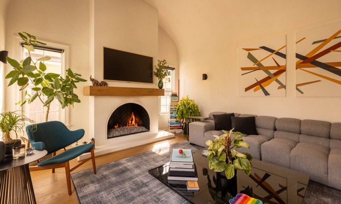 Mid-Wilshire House | Hauser House, Modern Artful Spanish-style Bungalow