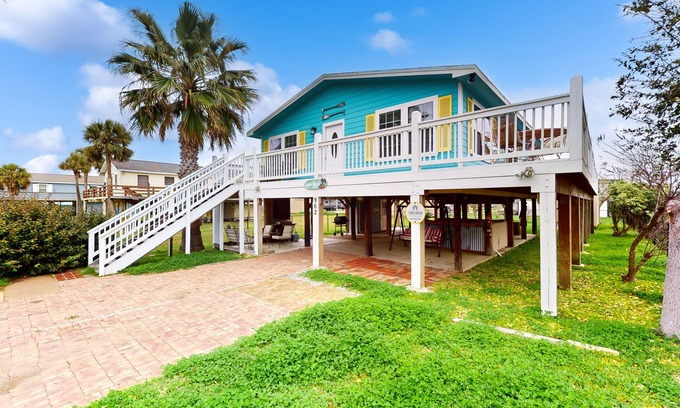 Crystal Beach House | Haven | Steps to Beach | Firepit | Pet Paradise