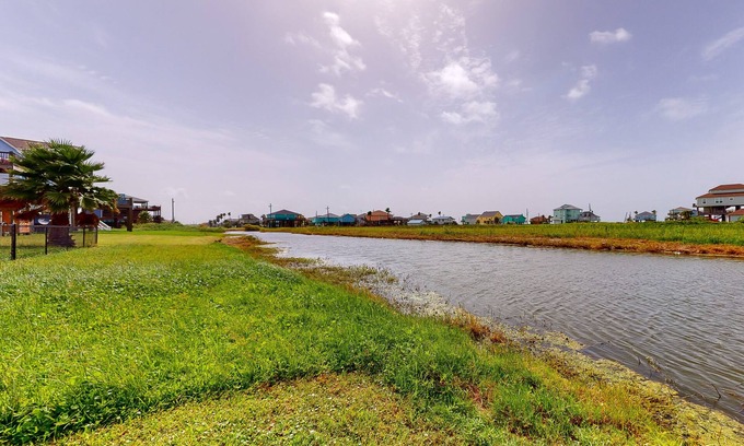 Crystal Beach House | Haven | Steps to Beach | Community Pond | Sleeps12