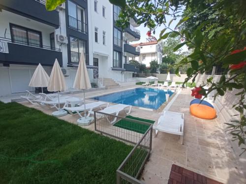 Kemer Mahallesi Apartment | Havuz Manzaralı Daire