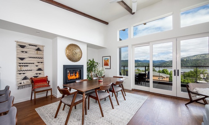 Hood River House | Hawks Perch - New Downtown Modern, Panoramic View
