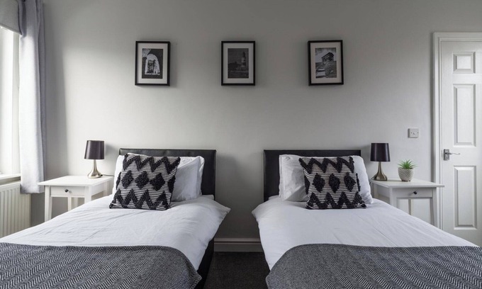 Ashington House | Hawthorn House-Sleeps 4-Pet friendly-Parking