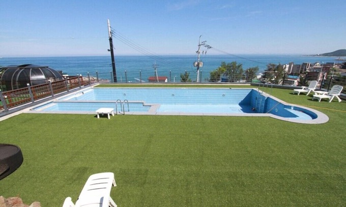 Yeongdeok Apartment | Hayanjip (Blue Road Town Pension