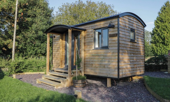 Kemble Cottage | HAZEL, pet friendly, with a garden in Kemble