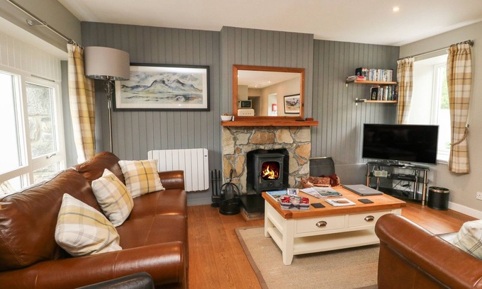 Newtonmore Cottage | HAZEL, pet friendly, character holiday cottage in Newtonmore