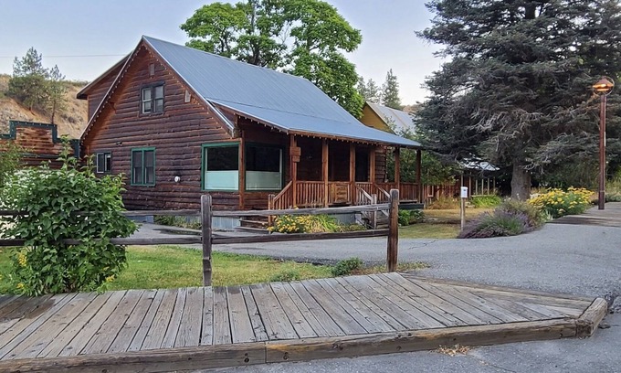 Winthrop House | Hazel's, on the Old Western Boardwalk in Down Winthrop, WA-5 Bedrooms Sleeps 10