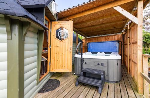 Llanvair Kilgeddin Cabin | Hazel wood lodge