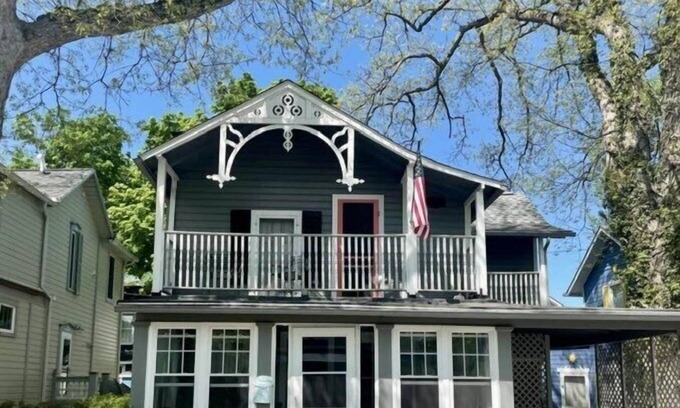 Lakeside Cottage | Headline