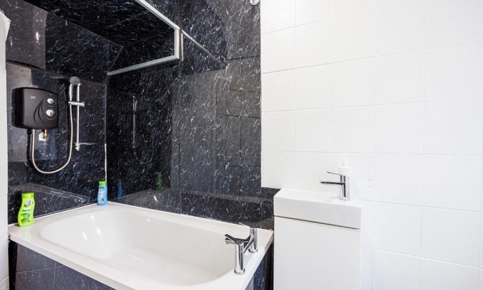 Broad Green House | HeadsonBed- Croydon 4Bedrooms with Parking for the Larger groups