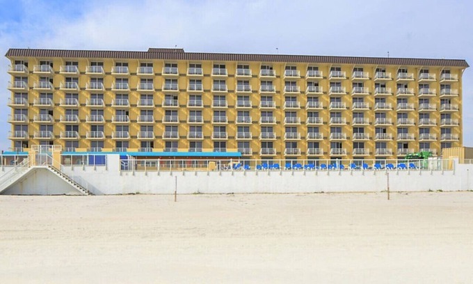 Ormond Shores Condo | Hear the Atlantic waves in this Studio resort apt in Ormond Beach with vacation amenities