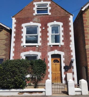 Cowes House | Heart of Cowes - 10 Guests, 200m to Town, Sea View