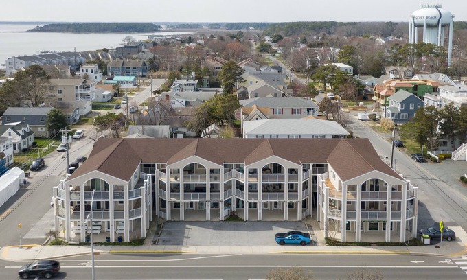 Rehoboth by the Sea Condo | HEART OF DEWEY BEACH- STEPS TO THE BEACH - 4 BR, 2 1/2 BA - IZZY PLAZA