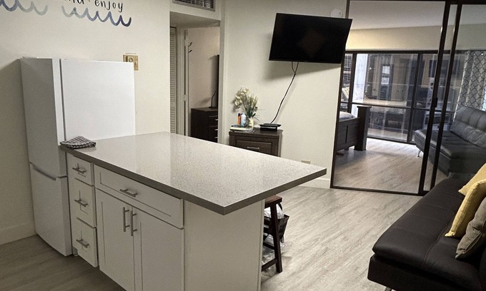 Downtown Honolulu Condo | Heart of Downtown 1 bedroom 1 bath condo 1 reserved parking