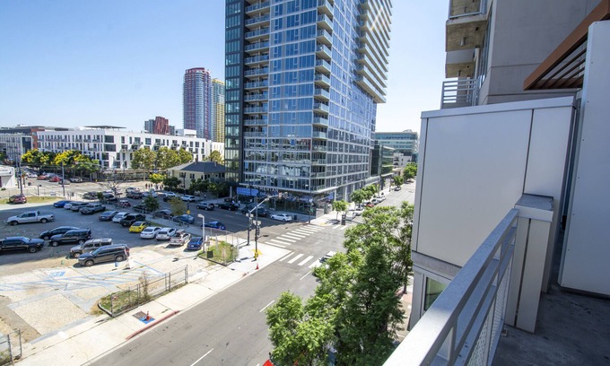 East Village Apartment | Heart of Gaslamp Lovely Plush APT