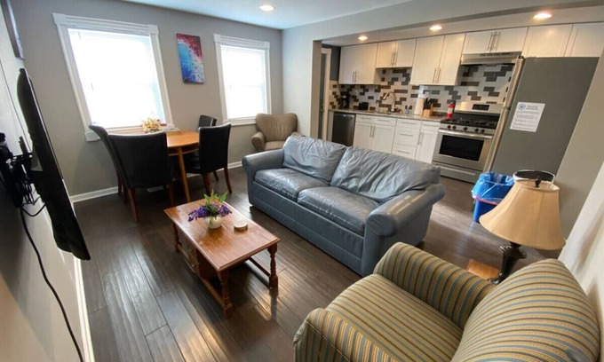 Squirrel Hill House | Heart of Oakland w/parking by CMU, Pitt, Hospitals