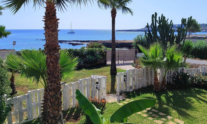 Ognina Apartment | Heart of Ognina - Hibiscus - Apartment with garden facing the sea