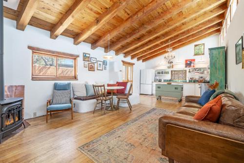 West Manhattan House | Heart of Santa Fe - Adorable Hideaway - King and Queen - Walk to Everything - Fireplace - AC